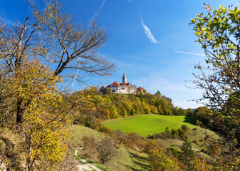 Mittelalterliche Burg in Thüringer Herbstlandschaft