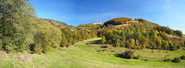 Herbstliche Landschaft an der Leuchtenburg in Thüringen