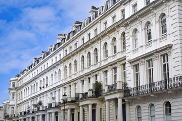 Fototapeta premium Street of elegant white townhouses in London