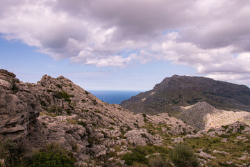 Paisaje de montaña con cielo nublado