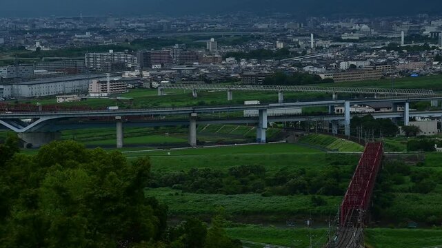 淀川三川合流域を走る京阪特急8000系 （京阪本線 石清水八幡宮 - 淀, 2024年6月）