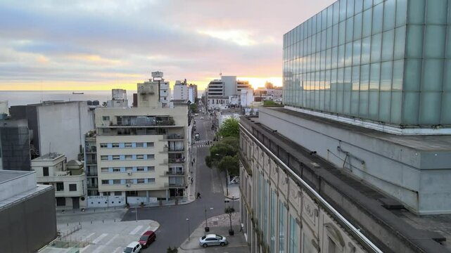 Hermoso atardecer entre entre edificios  