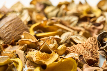 テーブルに置かれたたくさんの落ち葉や松ぼっくり