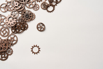 テーブルに置かれたたくさんの歯車