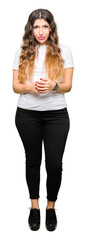 Obraz premium Young beautiful woman wearing casual white t-shirt Hands together and fingers crossed smiling relaxed and cheerful. Success and optimistic