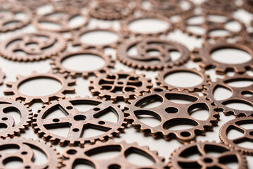 テーブルに置かれたたくさんの歯車