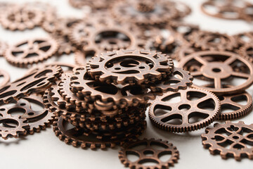 テーブルに置かれたたくさんの歯車