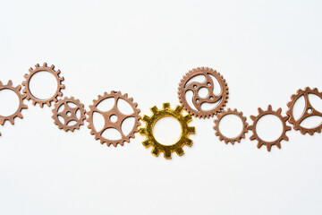 テーブルに置かれたたくさんの歯車