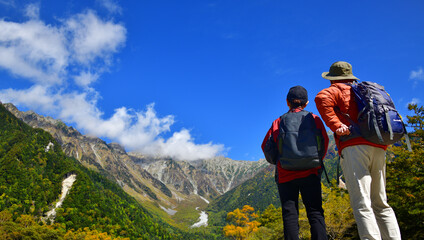 穂高・涸沢に向かう登山の二人