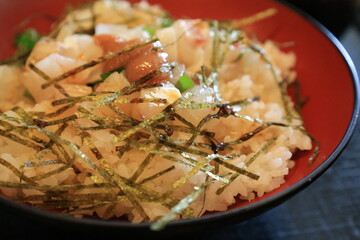 皿の上に盛られた白身魚の海鮮丼