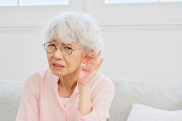 耳が遠いシニア女性　リビングルーム