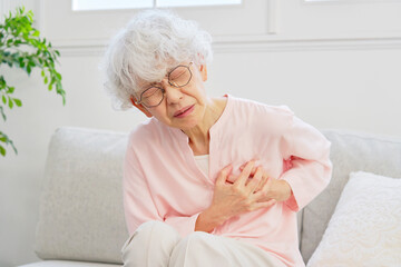 動悸がするシニア女性　リビングルーム