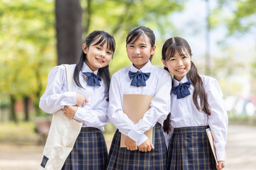  制服を着た笑顔の女子学生