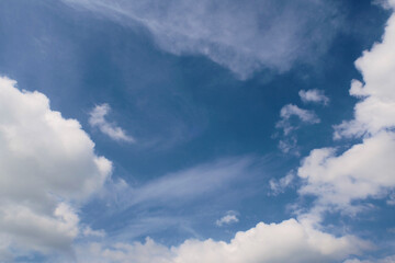 Obraz premium 구름 사이 가을 하늘