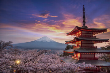Fototapeta premium Chureito Pagoda with the background of Mount Fuji during winter.This is one of the famous spot to take pictures of Mount Fuji.