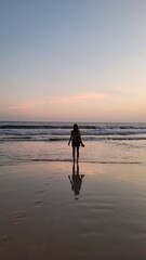 Naklejka premium woman in sunset ocean