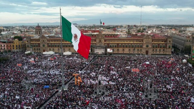 Z&Oacute;CALO DE LA CIUDAD DE M&Eacute;XICO LLENO DE GENTE