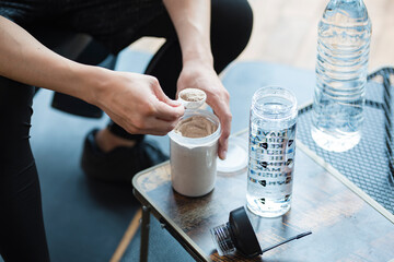 プロテインを作る男性