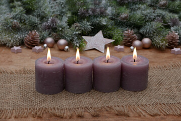 Adventsdekoration für den vierten Advent : Dekoration mit vier Adventskerzen vor einer...
