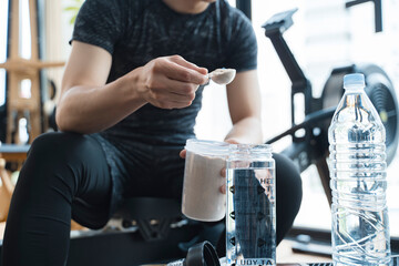 プロテインを作る男性