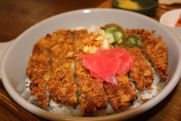 mandudong
This is a dish made using dumpling filling, prepared in a style similar to Katsudon.