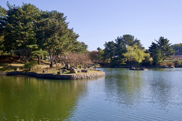 Obraz premium Tree-Covered Island in Wolji Pond at Donggung Palace