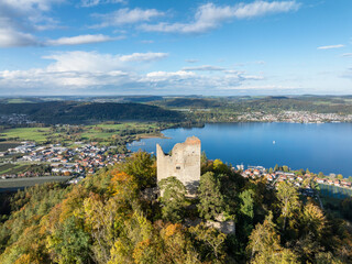 Naklejka premium Luftbild vom Bodensee, Überlinger See, mit der Ruine Altbodman bei herbstlicher Vegetation