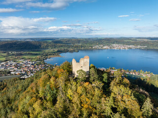 Naklejka premium Luftbild vom Bodensee, Überlinger See, mit der Ruine Altbodman bei herbstlicher Vegetation