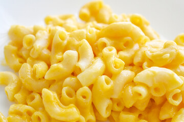 Macaroni and cheese on a plate.	