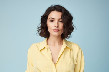 Obraz premium A woman with short hair and a yellow shirt