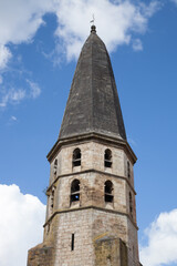 Le clocher de l'église du village de Caylus dans le Tarn et Garonne