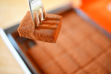 北海道の銘菓、生チョコレートをフォークで刺した。