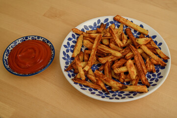 Domowe frytki z ziemniaków chrupiące i zlociste