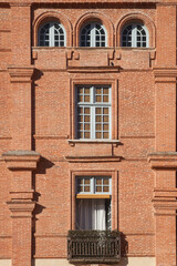 Détail d'une façade d'un immeuble de la place nationale à Montauban (Tarn et Garonne)