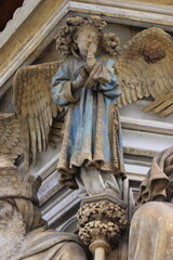 Dijon, Puits de Moïse (intérieur) : ange pleurant (la mort du Christ) entre les prophètes...