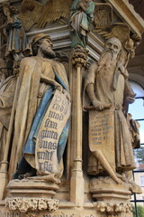 Dijon, Puits de Moïse (intérieur) : prophètes Daniel et Isaïe