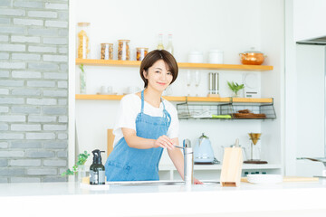 キッチンに立つ笑顔の女性