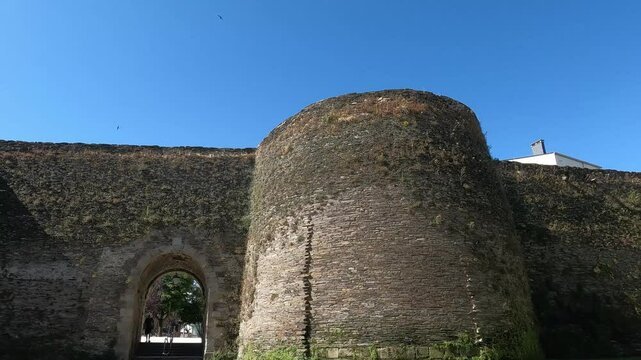 Muralla romana del siglo III y la llamada puerta falsa en la ciudad de Lugo, Espa&ntilde;a