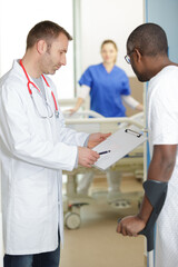 Obraz premium doctor and patient discussing something