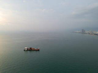 파타야 좀티엔 비치의 명물, 준설선과 노을