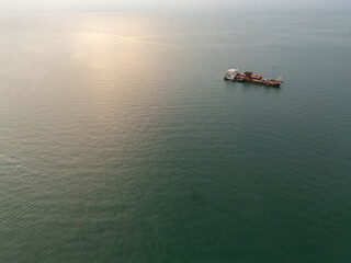 파타야 좀티엔 비치의 명물, 준설선과 노을