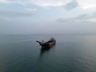 Fototapeta premium 파타야 좀티엔 비치의 명물, 준설선과 노을