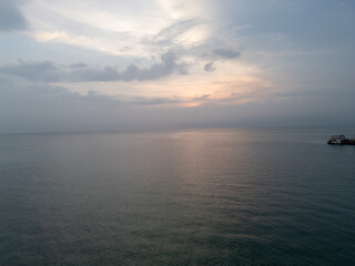 파타야 좀티엔 비치의 명물, 준설선과 노을