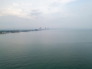 태국 파타야 좀티엔 비치 해안선을 따라 늘어선 고층 콘도와 호텔 빌딩 스카이라인 전경
