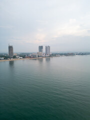 태국 파타야 좀티엔 비치 해안선을 따라 늘어선 고층 콘도와 호텔 빌딩 스카이라인 전경
