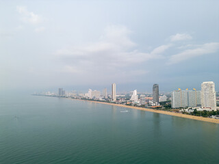 태국 파타야 좀티엔 비치 해안선을 따라 늘어선 고층 콘도와 호텔 빌딩 스카이라인 전경
