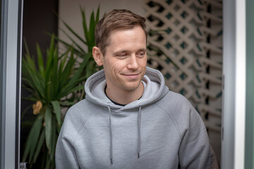 Fototapeta premium portrait of a man with short brown hair and an easy smile