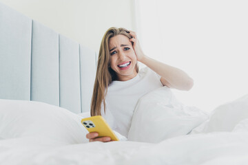 Photo of shocked scared woman dressed nightwear sleeping bed getting sms modern device indoors house apartment room