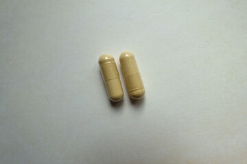 2 beige capsules of Saccharomyces boulardii probiotic dietary supplement from above