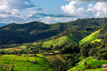 Wallpaper from the top of the mountain, overlooking the panorama, with the wind blowing all the time, fresh air, is a viewpoint that adventurers regularly visit.